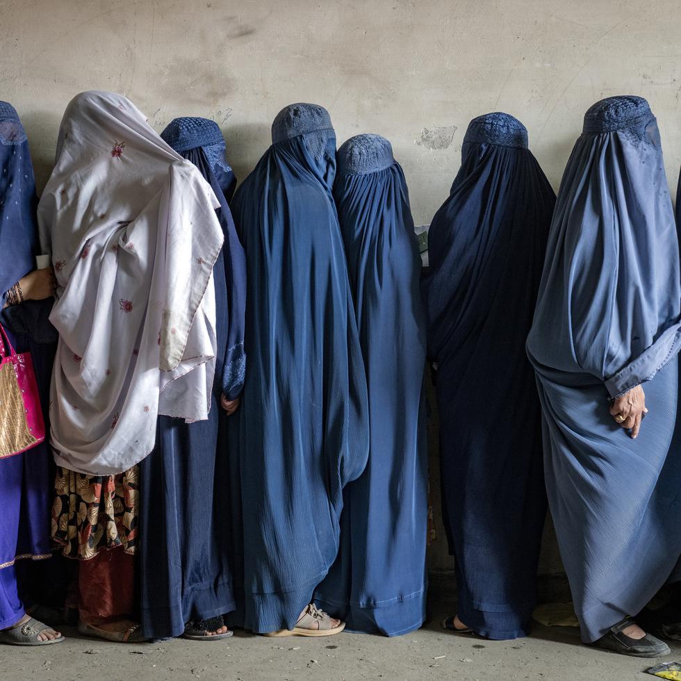 Una nueva ronda de decretos del Talibán contra las mujeres en Afganistán ha sido criticada por la comunidad mundial por considerarlos opresivos y discriminatorios.