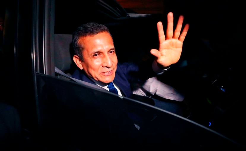 El expresidente peruano Ollanta Humana saluda a los medios desde un auto a su salida de prisión tras ser liberado en Lima, Perú (AP / Carlos Galván).