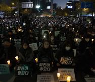 Miles de personas rinden homenaje a las víctimas de la estampida de Seúl.
