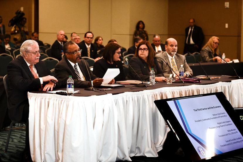 En la foto, Nelson Colón Tarrats expresa sus propuestas ante la JSF. A su lado, los representantes de SER de Puerto Rico y Fondos Unidos.