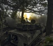Un sistema ucraniano de artillería autopropulsada dispara hacia posiciones rusas en la línea del frente, cerca de Bájmut, en la provincia de Donetsk, Ucrania, el 1 de septiembre de 2023.