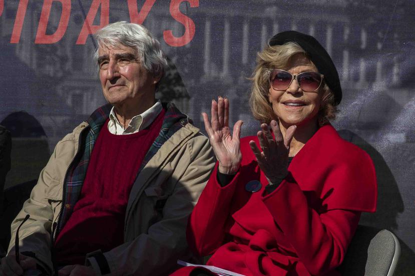 Los actores Sam Waterston y Jane Fonda asisten a una manifestación en el Capitolio en Washington. (AP)