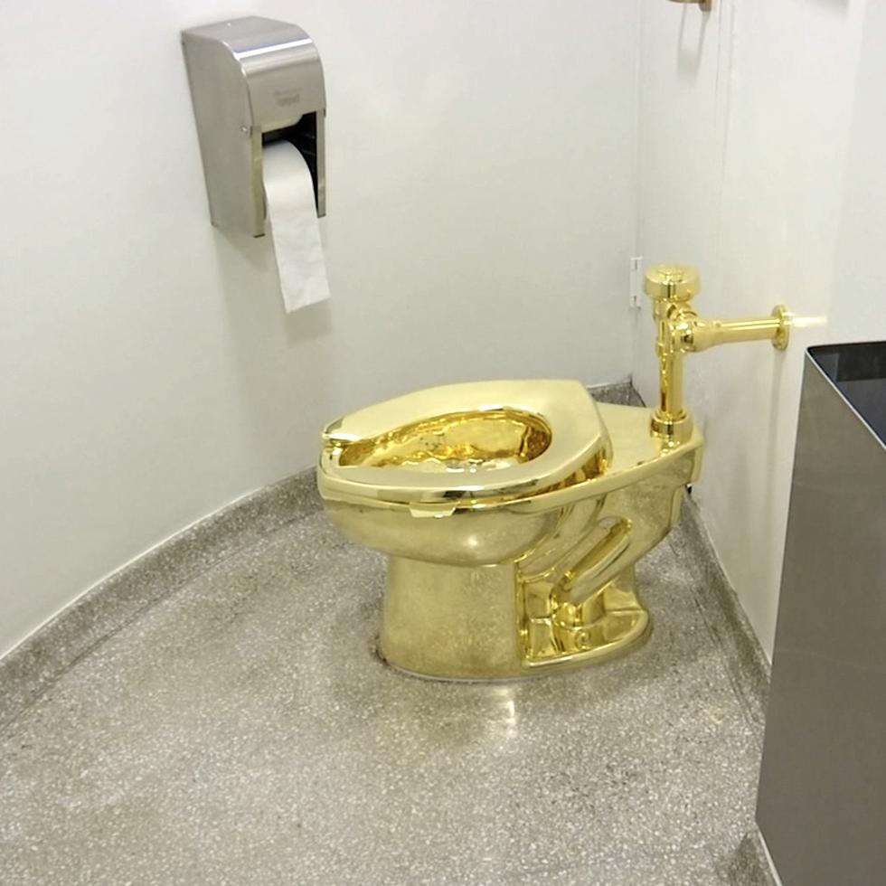 La dorada escultura satírica, titulada “America”, se mostró por primera vez en el Guggenheim de Nueva York en 2016, donde también podía ser usada por los visitantes, y después el museo se la ofreció al presidente de Estados Unidos, Donald Trump.