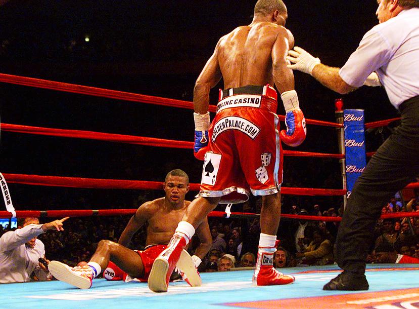 Félix "Tito" Trinidad cae en la lona contra Bernard Hopkins en el undécimo asalto de la pelea titular en el Madison Square Garden el 28 de septiembre de 2001.