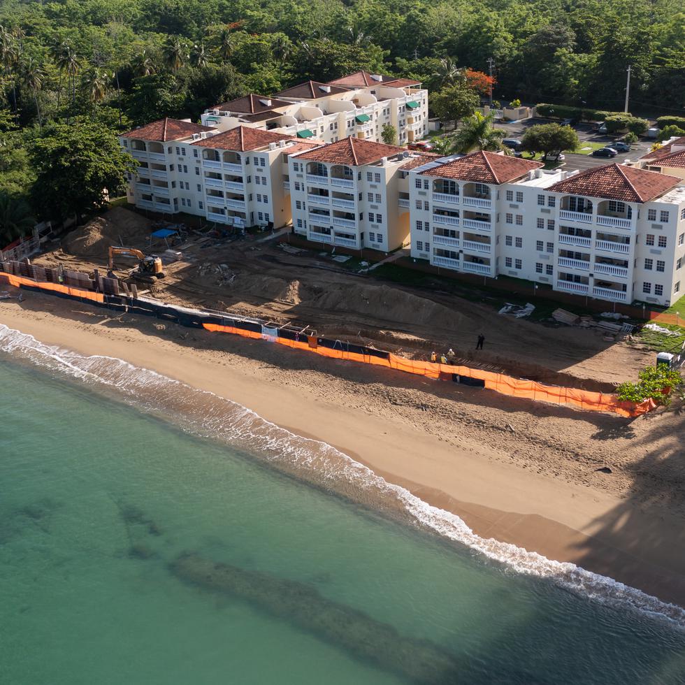 El condominio Sol y Playa ubica en la playa Los Almedros de Rincón.