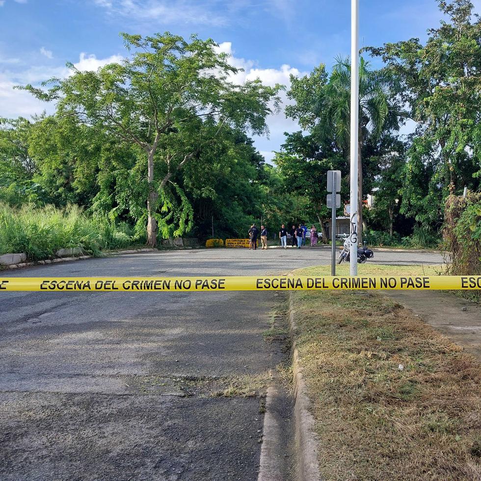 Según el informe preliminar, varios empleados municipales de San Juan realizaban sus labores en el mencionado lugar cuando encontraron el cuerpo.