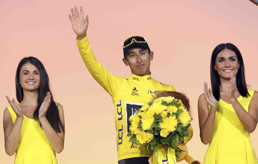 El colombiano Egan Bernal celebra luego de ganar el Tour de France. (AP / Thibault Camus)