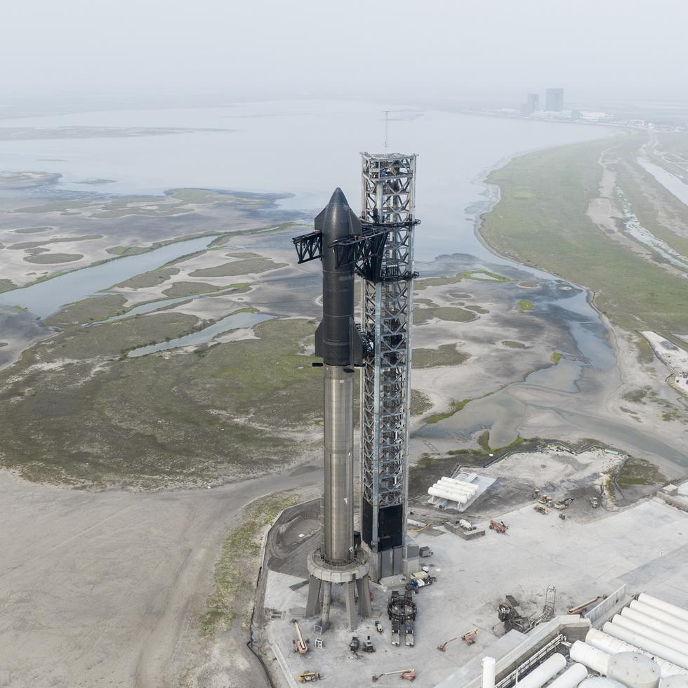 Foto sin fecha proporcionada por SpaceX que muestra el cohete Starship de la compañía en su sitio de lanzamiento en Boca Chica, Texas. (SpaceX vía AP)