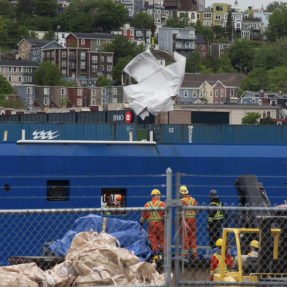 Los restos del sumergible Titan fueron llevados a tierra firme el miércoles. El retorno de los escombros al puerto de San Juan, Terranova, es una parte central de la investigación sobre la causa de implosión del sumergible.