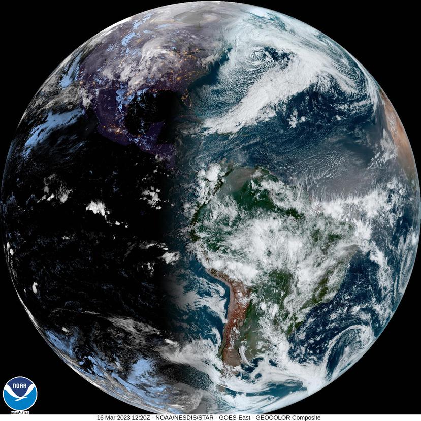 Imagen visible (GeoColor) del satélite GOES-East que muestra el frente frío que se extiende desde Nueva Escocia hasta la Península de Yucatán el 16 de marzo de 2023.