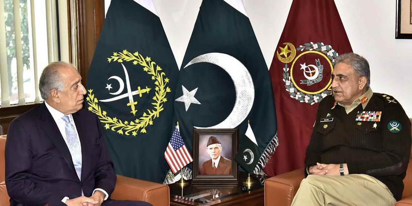 En esta foto, el enviado de Estados Unidos para la paz en Afganistán, Zalmay Khalilzad, izquierda, habla con el jefe del ejército paquistaní, general Qamar Javed Bajwa. (Inter Services Public Relations via AP)