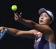 La tenista china Peng Shuai efectúa su servicio contra la japonesa Nao Hibino en su partido de sencillos de primera ronda en el Abierto de Australia, en Malbourne, el 21 de enero de 2020.