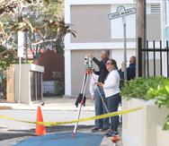Foto del 31 de marzo de 2023, cuando ingenieros tomaron medidas en el condominio Santa Teresita, en Miramar, en San Juan, como parte de la investigación de la muerte del abogado Carlos Cotto Cartagena.