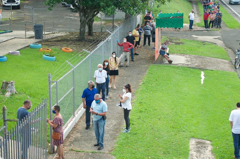 Las filas fuera de los colegios ha sido la órden del día alrededor de todo Puerto Rico, como fue el caso en San Sebastián. (Ana M. Rodríguez/ Especial GFR)