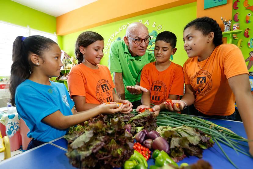 Douglas Candelario, portavoz de la campaña “Puerto Rico Tiene Tomates” con estudiantes-agricultores de la Escuela Luisa Valderrama Martínez, en el barrio Higuillar, en Dorado.