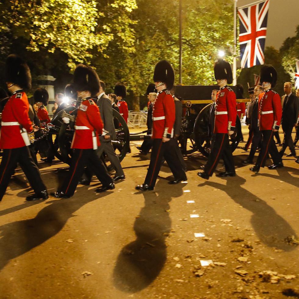 Ensayo nocturno del cortejo fúnebre para el traslado del féretro de 'la reina Elizabeth II por las calles de Londres.