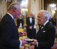 El príncipe de Gales entrega al diseñador Ralph Lauren la condecoración de Caballero Comandante de la Orden del Imperio Británico. (Foto: AP)