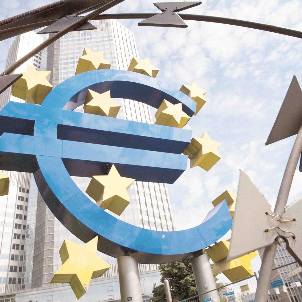La paridad entre el dólar estadounidense y el euro es vista por analistas y economistas como una muestra de la debilidad económica de la Eurozona y el creciente temor a una recesión global. (EFE / Boris Roessler)