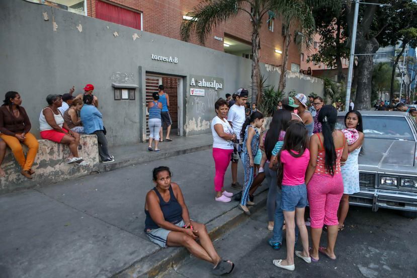 Un grupo de personas permanece en la calle después de que se registrara un sismo este martes en Caracas, Venezuela. (EFE)