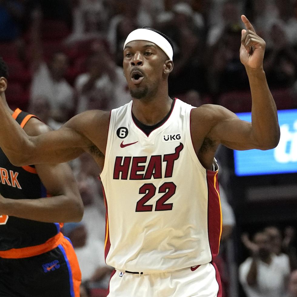 El alero del Heat de Miami Jimmy Butler reacciona tras lanza un triple en el cuarto juego de las semifinales de la Conferencia Este ante los Knicks de Nueva York el lunes 8 de mayo del 2023.
