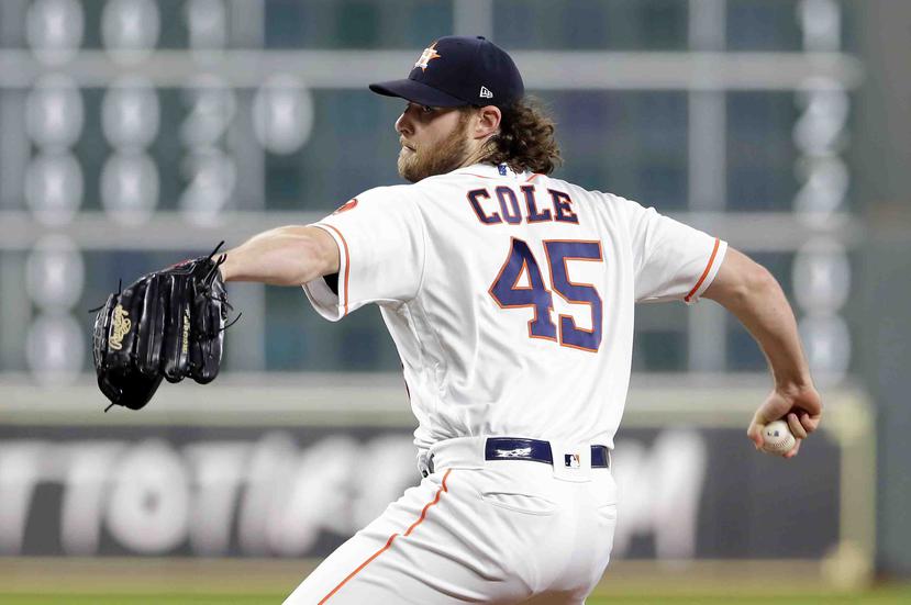 Gerritt Cole, abridor de los Astros de Houston, hace un lanzamiento en el primer inning del encuentro ante los Rangers de Texas. (AP)