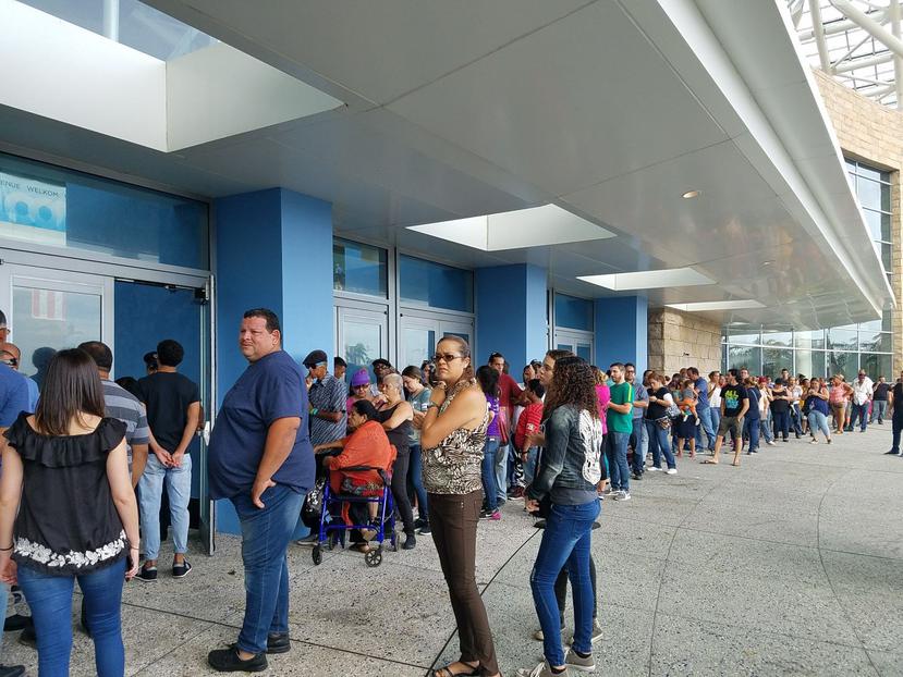 La fila en el exterior del Centro de Convenciones de personas buscando ayuda. (GFR Media / Mariela Fullana)