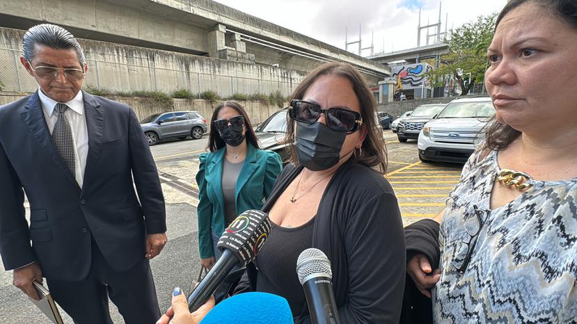 Sheila Navárez, madre de Javier Antonio Cordero Nevárez, quien murió baleado en una intervención de la Policía en agosto de 2022. A la izquierda, el abogado de la ACLU, Fermín Arraiza.