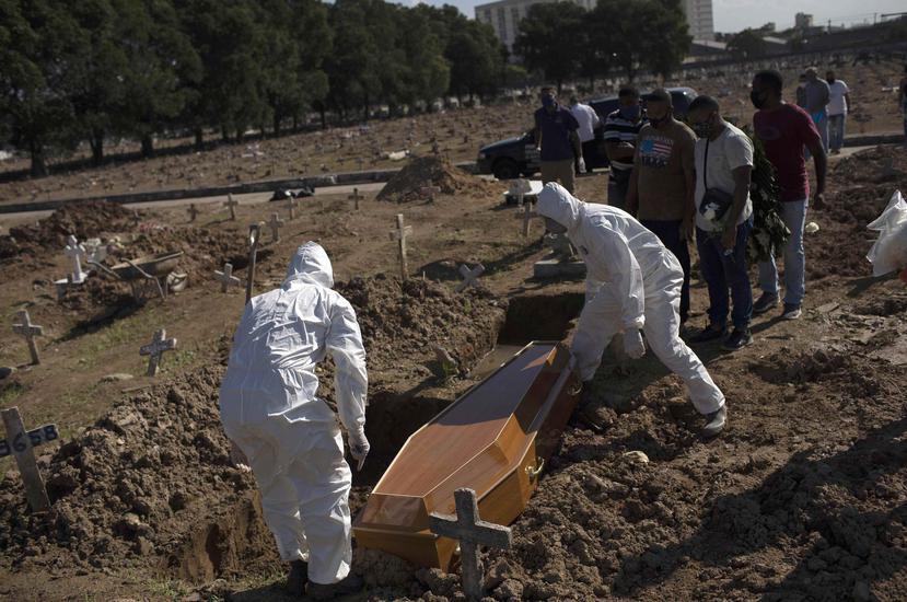 Trabajadores entierran a una joven de 22 años en Río de Janeiro, Brasil. (Ap)
