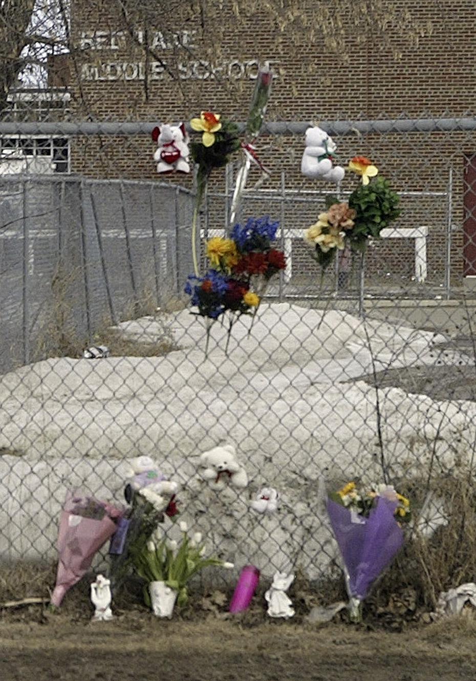 Flores adornan una valla a las afueras del edificio de la escuela Red Lake, en Minnesota. El atacante también mató a su abuelo y al compañero de su abuelo antes de ir a la escuela, donde estudiaba.