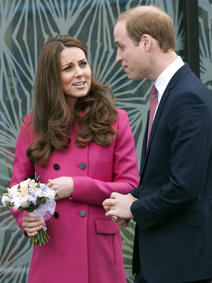 El príncipe Guillermo (d) de Inglaterra, y su esposa, la duquesa de Cambridge, Catalina, durante su visita al centro Stephen Lawrence en Londres, Reino Unido.