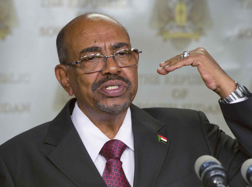 Al-Bashir, quien tomó el poder en un golpe islamista incruento en 1989, es el único jefe de estado en actividad que enfrenta cargos de genocidio en la Corte Penal Internacional.