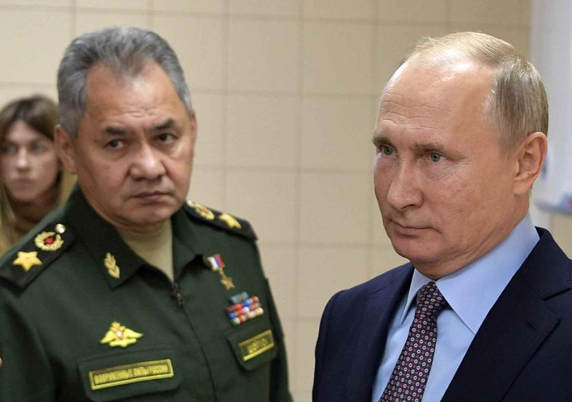 El presidente ruso Vladimir Putin, a la derecha, y su ministro de Defensa, Sergei Shoigu, visitan un centro tecnológico militar en Anapa, Rusia. (AP)