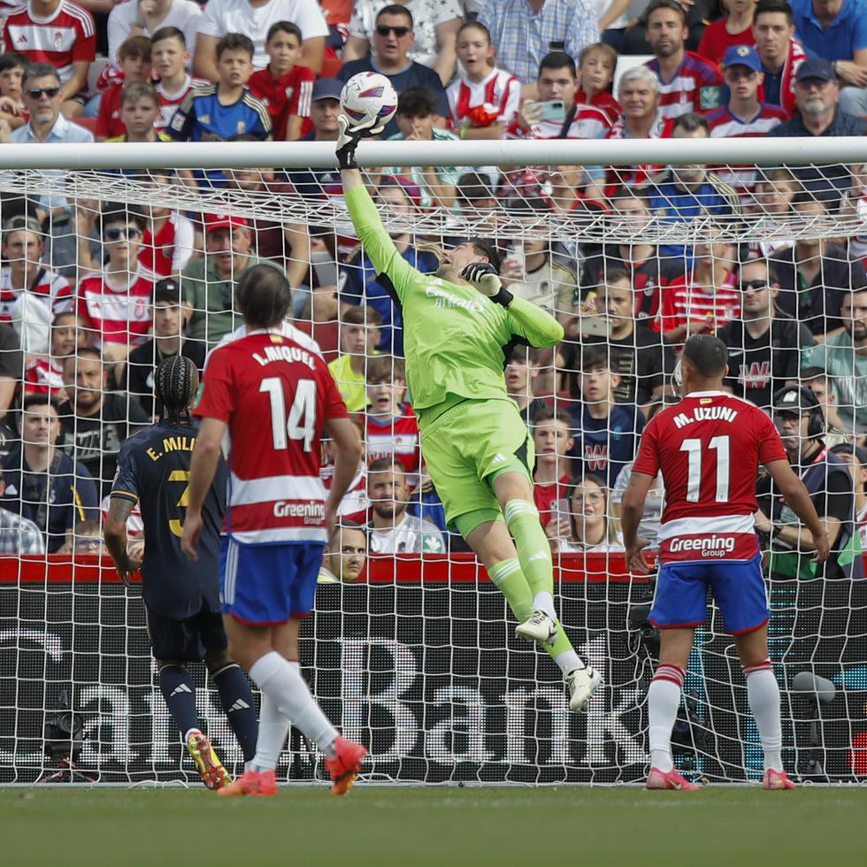 El portero del Real Madrid Thibaut Courtois evita un gol durante el encuentro de la liga española.