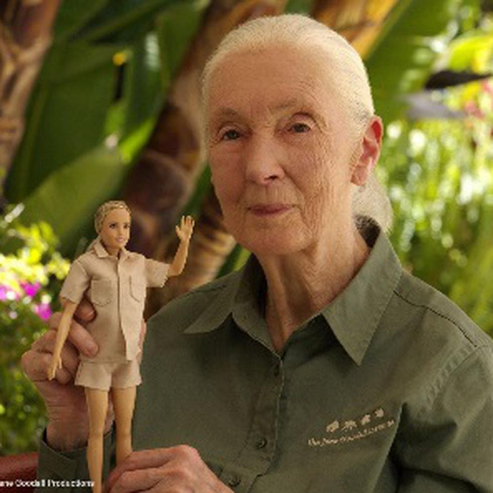 Imagen cedida de Jane Goodall posando con la muñeca Barbie dedicada a ella.