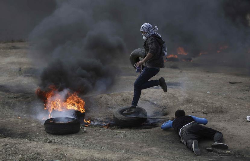 Manifestantes palestinos incendian neumáticos durante una protesta en la frontera de la Franja de Gaza con Israel. (AP)