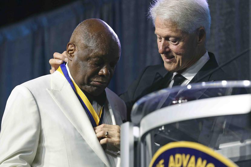 El expresidente Bill Clinton le coloca la medalla Thalheimer Spingarn a Willie L. Brown, exalcalde de San Francisco, durante la 109na convención de la Asociación Nacional para el Progreso de la Gente de Color en San Antonio, Texas. (AP)