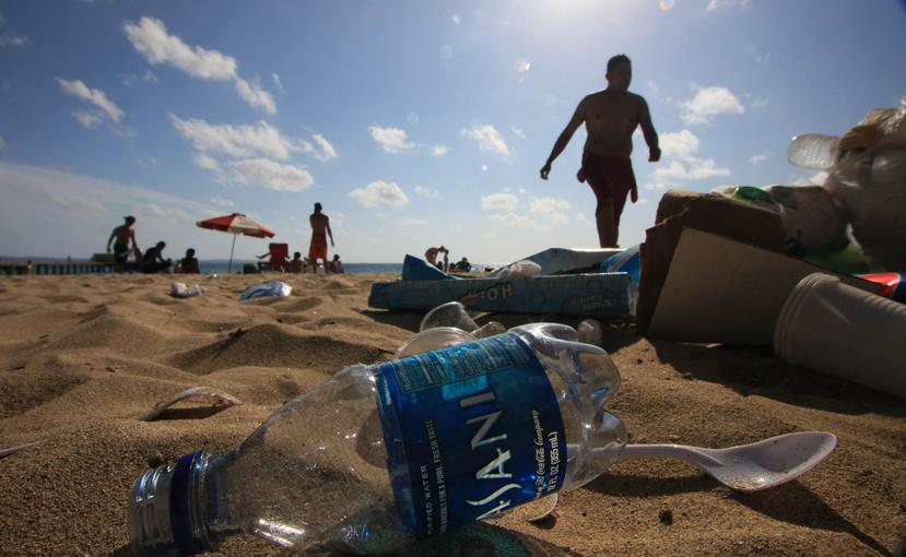 Imagen de una botella plástica, fabricada por la firma de Coca-Cola, tirada en una playa. (GFR Media)