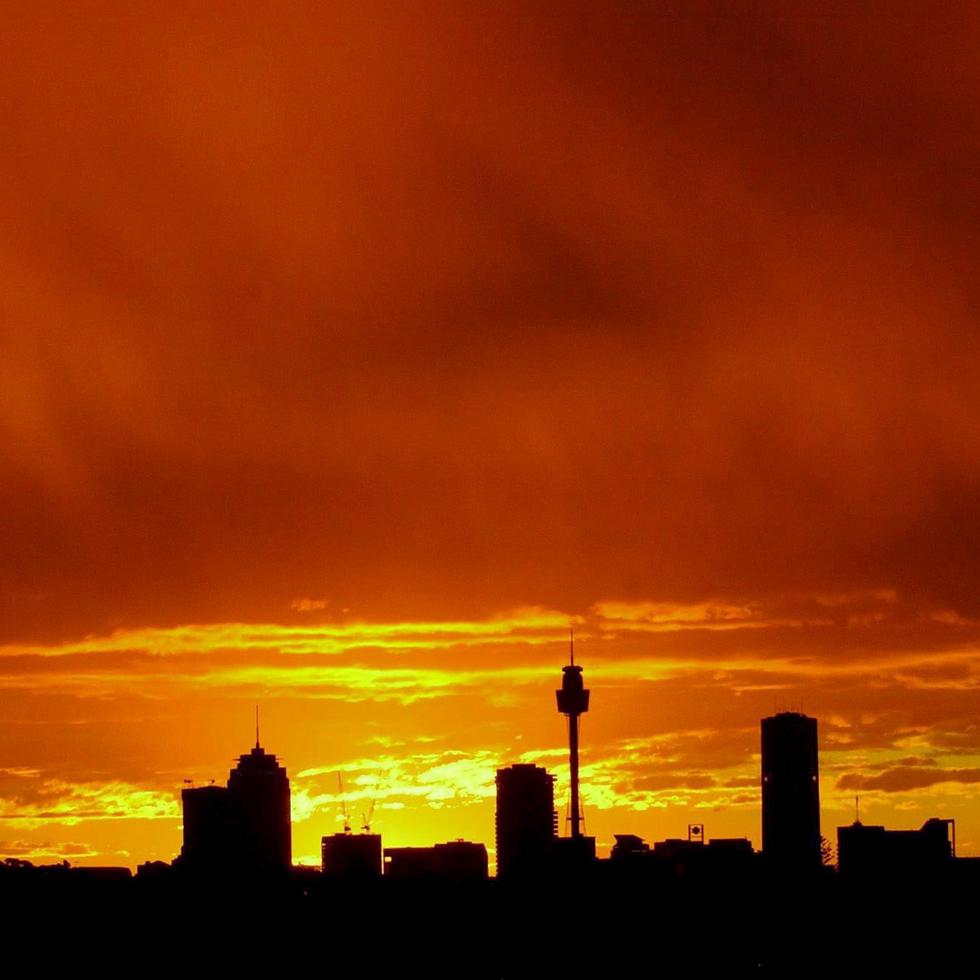 Imagen de archivo fechada el 17 de junio de 2003 en la que se ve la silueta de los rascacielos de Sidney en contraste con una brillante puesta de sol.