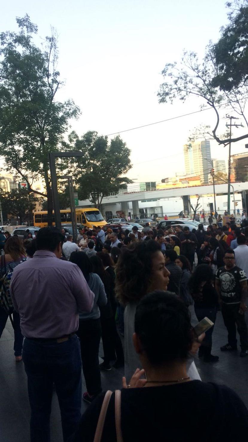 Los habitantes de la Ciudad de México salieron a las calles luego de oírse la alerta sísmica. (GFR Media)