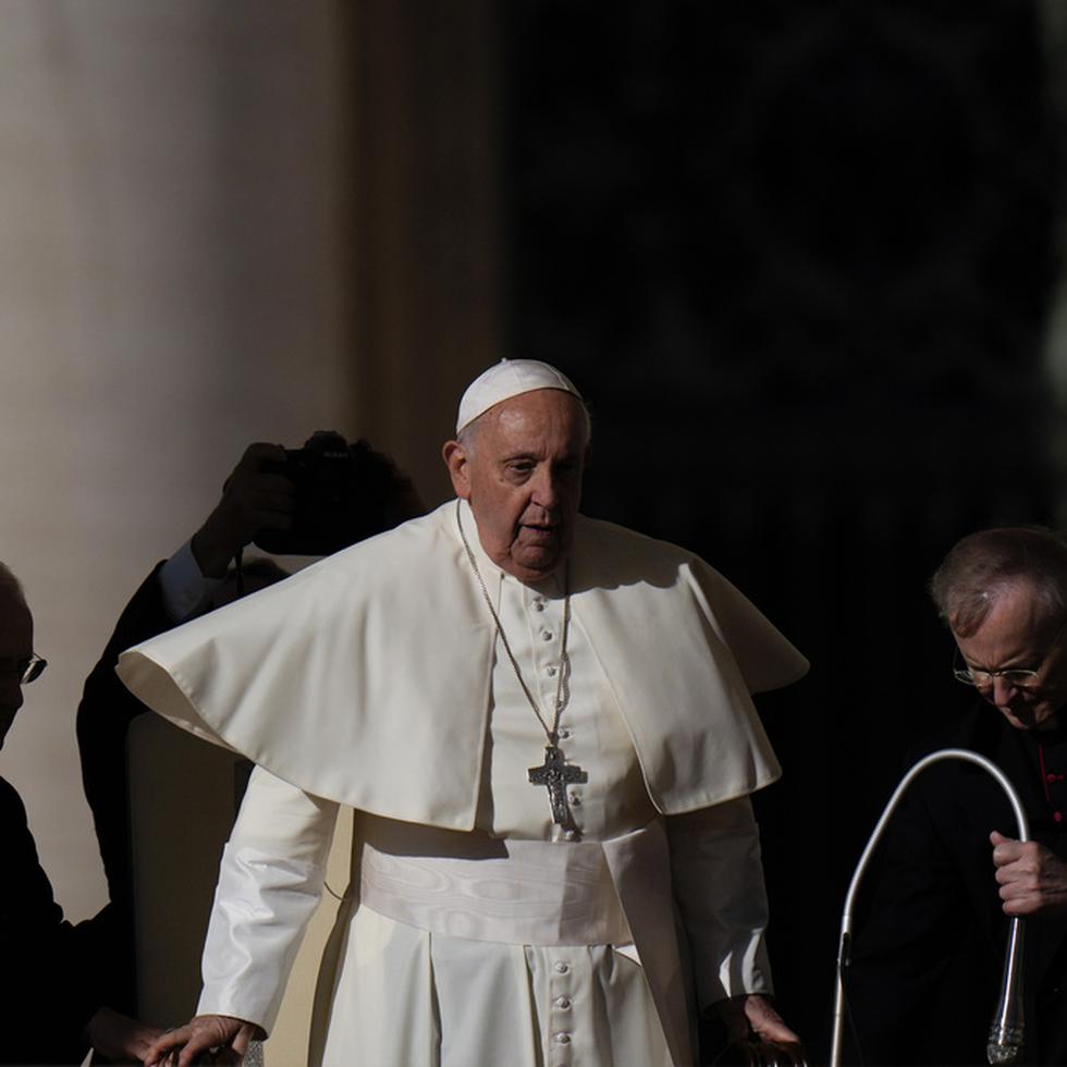 El papa Francisco llega a la Plaza de San Pedro del Vaticano para su audiencia semanal, el 8 de noviembre de 2023.