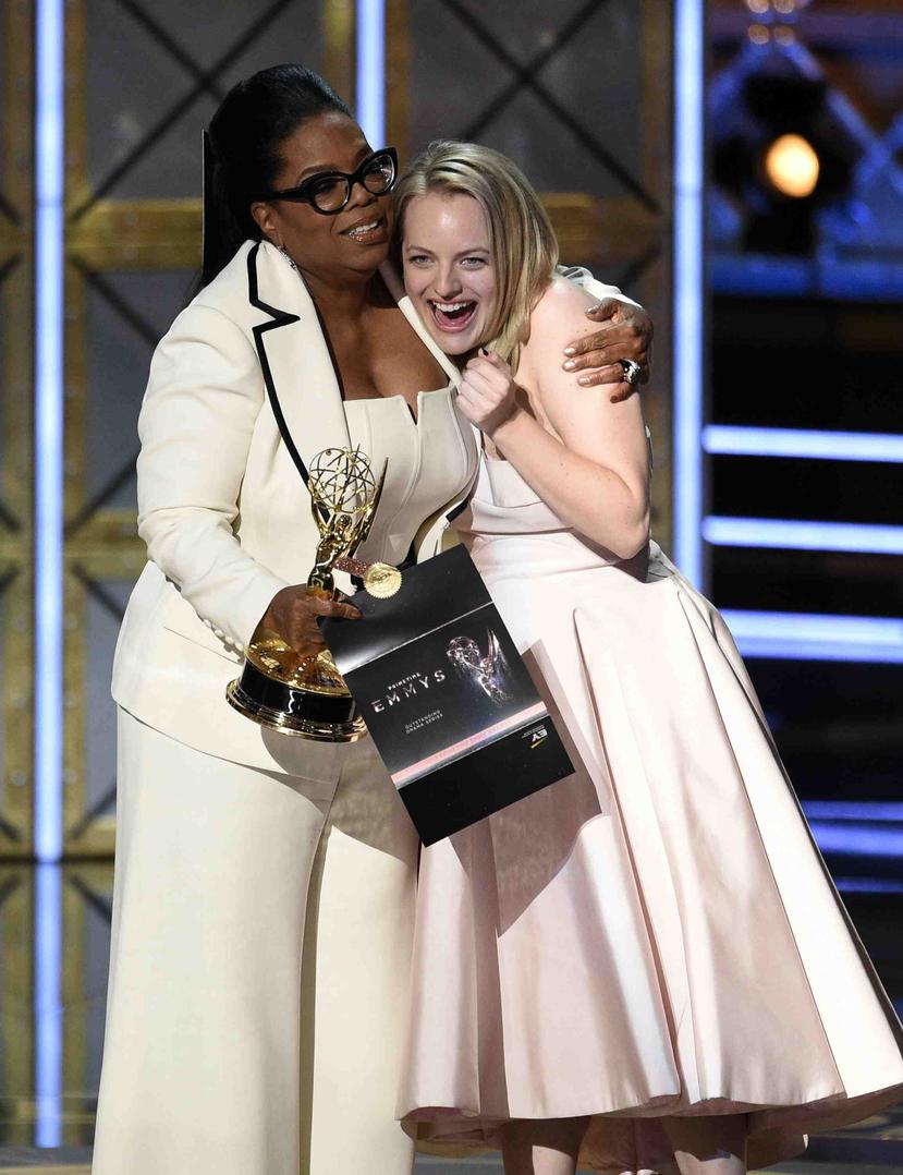 De la mano de Oprah Winfrey, Elisabeth Moss recibió el premio al mejor drama por "The Handmaid's Tale". (AP / Chris Pizzello)