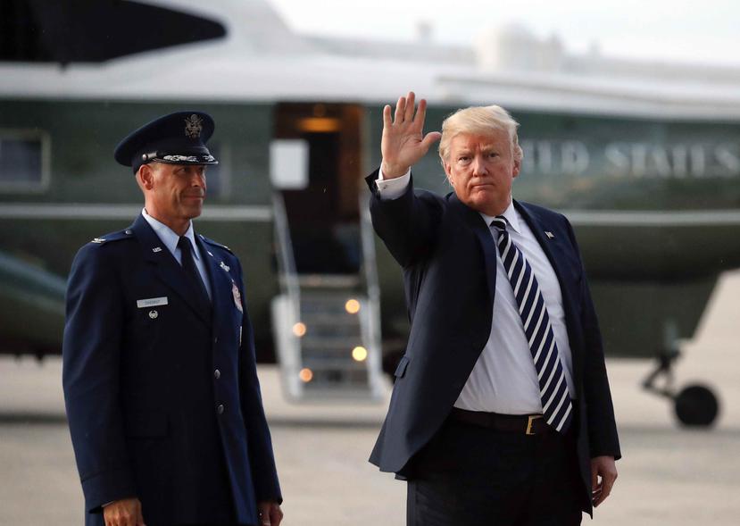El presidente Donald Trump al bajarse de Air Force One en la Base de la Fuerza Aérea Andrews en Maryland el 31 de agosto del 2018. (AP/Pablo Martinez Monsivais)