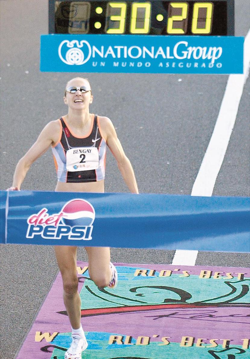 Paula Radcliffe se apresta a cruzar la meta para romper el récord mundial en la distancia de 10K durante su participación en el World’s Best 10K. (GFR Media)