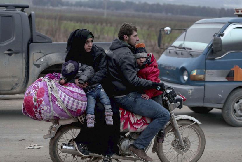 Civiles sirios huyen de Idlib hacia la frontera con Turquía, 11 de febrero de 2020. ( Ugur Can/DHA via AP)