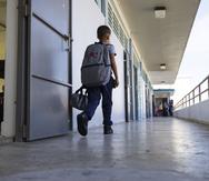 Un estudiante regresa a la escuela Alejandro Tapia y Rivera en la comunidad de Villa Palmeras.