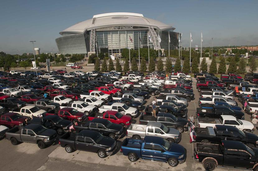 En Arlington, Texas, se presentaron 451 dueños de 'pickups' de la marca Ram.