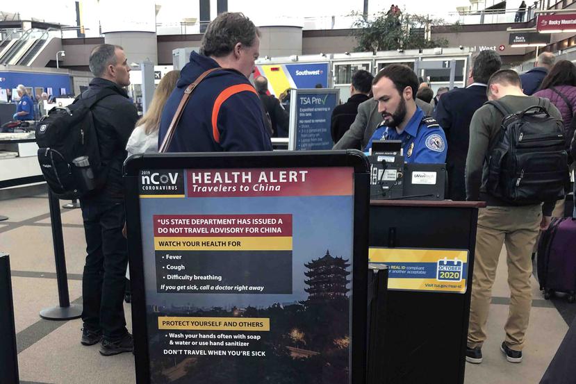 Si se cae enfermo durante un vuelo, debe informar inmediatamente a la tripulación, y una vez en el domicilio, contactar con profesionales sanitarios. (AP / Charles Rex Arbogast)
