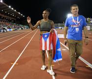 Jasmine Camacho-Quinn -junto a su agente Paul Doyle- saluda a los fanáticos durante el Clásico Internacional de Atletismo de Puerto Rico en el Paquito Montaner de Ponce.