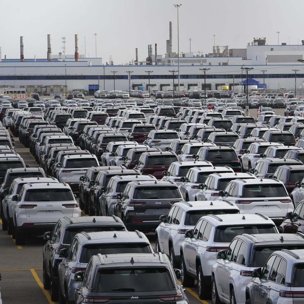 Vehículos nuevos estacionados cerca del complejo de ensamblaje Stellantis Detroit, en Detroit.