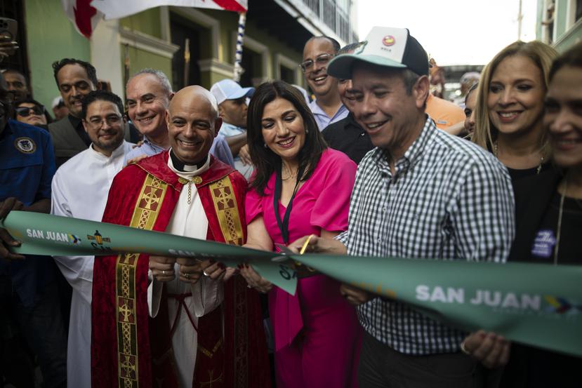 Durante el corte de cinta de las Fiestas de la Calle San Sebastián 2023, con el padre Benjamín, la periodista Ada Monzón y el alcalde de San Juan, Miguel Romero.